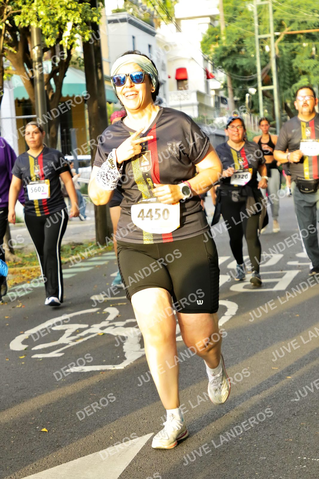 Foto de la X Carrera Leones Negros Red Cola 2026 en Rectoría General de la UdeG, Av. Juárez 976 (meta en Av. Enrique Díaz de León y Pedro Moreno), Guadalajara a las 07:23 · dorsal 4450, 5602, 3320