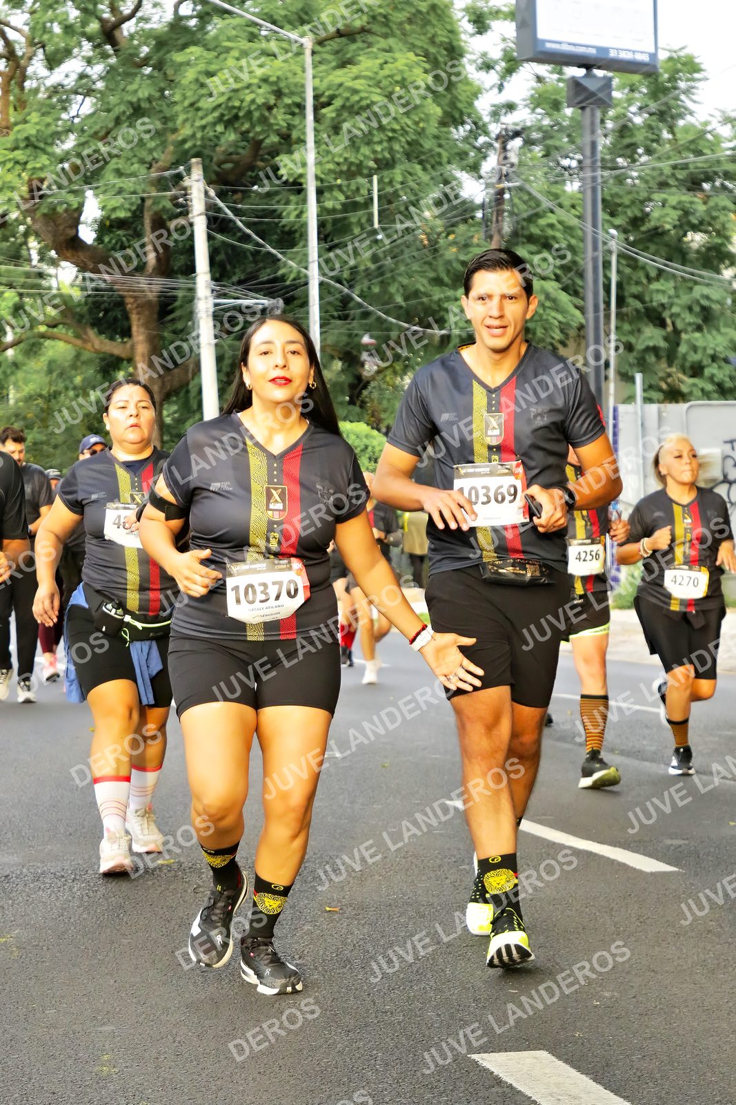 Foto de la X Carrera Leones Negros Red Cola 2026 en Rectoría General de la UdeG, Av. Juárez 976 (meta en Av. Enrique Díaz de León y Pedro Moreno), Guadalajara a las 07:21 · dorsal 10370, 4256, 4270, 369