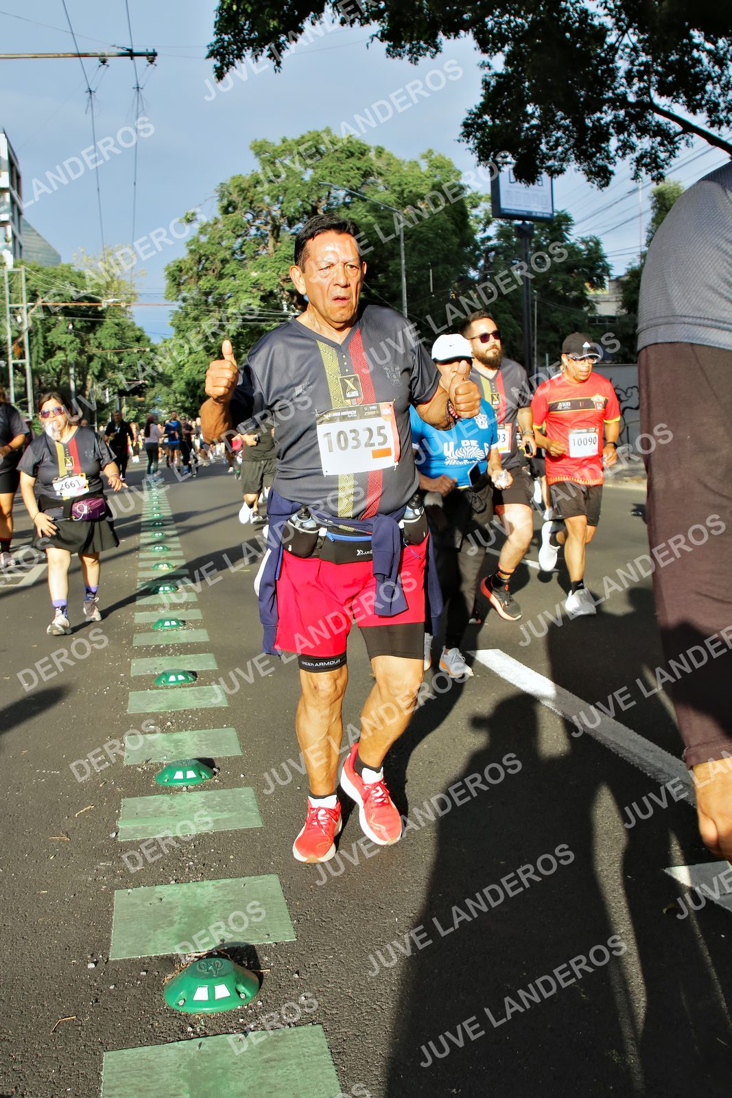 Foto de la X Carrera Leones Negros Red Cola 2026 en Rectoría General de la UdeG, Av. Juárez 976 (meta en Av. Enrique Díaz de León y Pedro Moreno), Guadalajara a las 07:49 · dorsal 10325, 10090, 661