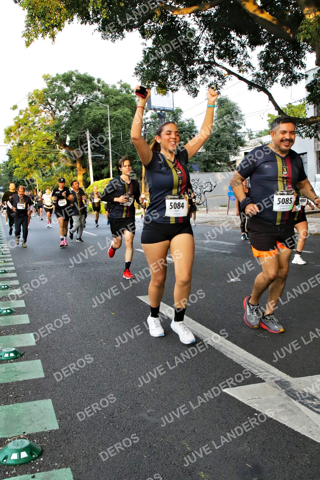 Foto de la X Carrera Leones Negros Red Cola 2026 en Rectoría General de la UdeG, Av. Juárez 976 (meta en Av. Enrique Díaz de León y Pedro Moreno), Guadalajara a las 05:07 · dorsal 5085, 5084, 82, 4888