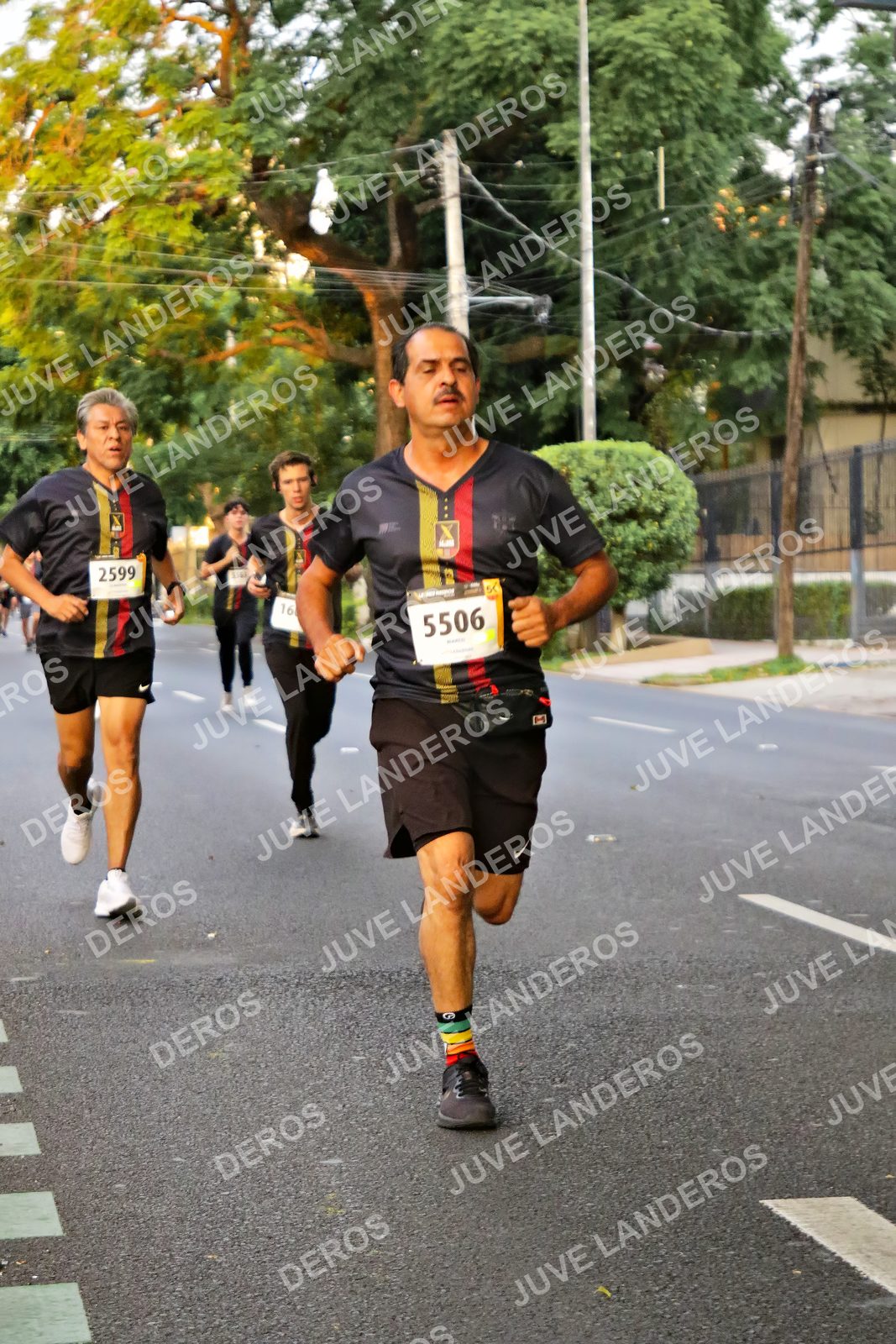 Foto de la X Carrera Leones Negros Red Cola 2026 en Rectoría General de la UdeG, Av. Juárez 976 (meta en Av. Enrique Díaz de León y Pedro Moreno), Guadalajara a las 04:59 · dorsal 5506, 2599, 16