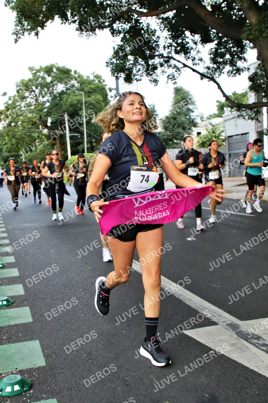 Foto de la X Carrera Leones Negros Red Cola 2026 en Rectoría General de la UdeG, Av. Juárez 976 (meta en Av. Enrique Díaz de León y Pedro Moreno), Guadalajara a las 05:09 · dorsal 74, 7180, 6727