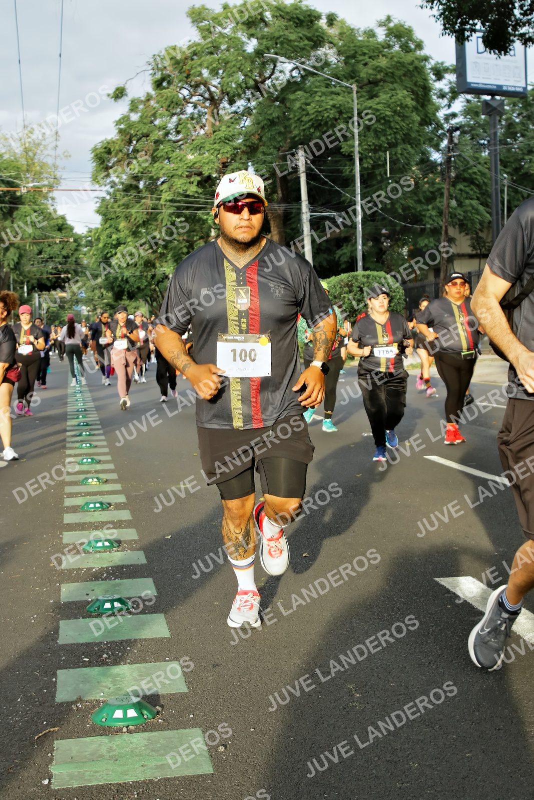 Foto de la X Carrera Leones Negros Red Cola 2026 en Rectoría General de la UdeG, Av. Juárez 976 (meta en Av. Enrique Díaz de León y Pedro Moreno), Guadalajara a las 07:33 · dorsal 100, 7784