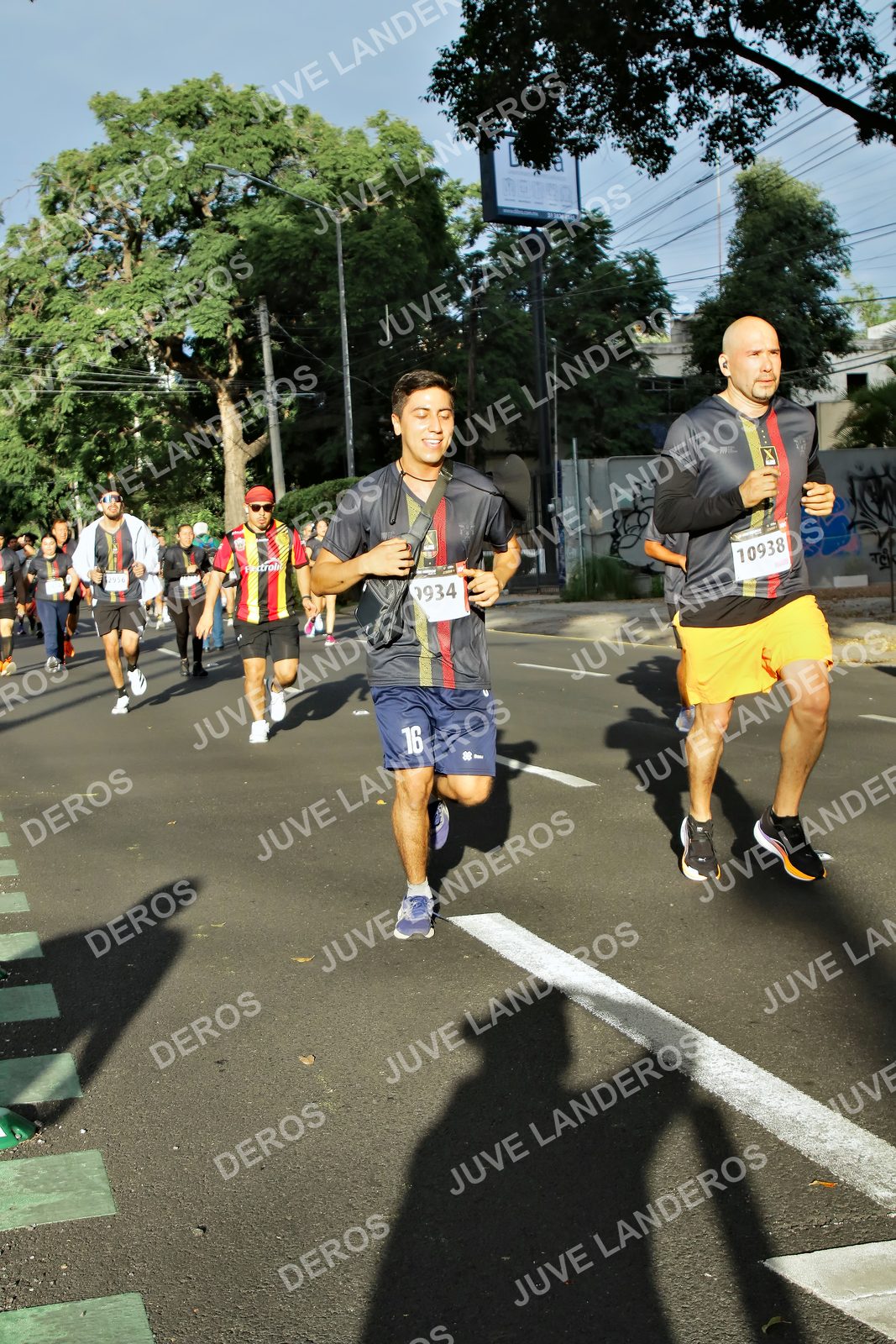 Foto de la X Carrera Leones Negros Red Cola 2026 en Rectoría General de la UdeG, Av. Juárez 976 (meta en Av. Enrique Díaz de León y Pedro Moreno), Guadalajara a las 07:49 · dorsal 16, 10938
