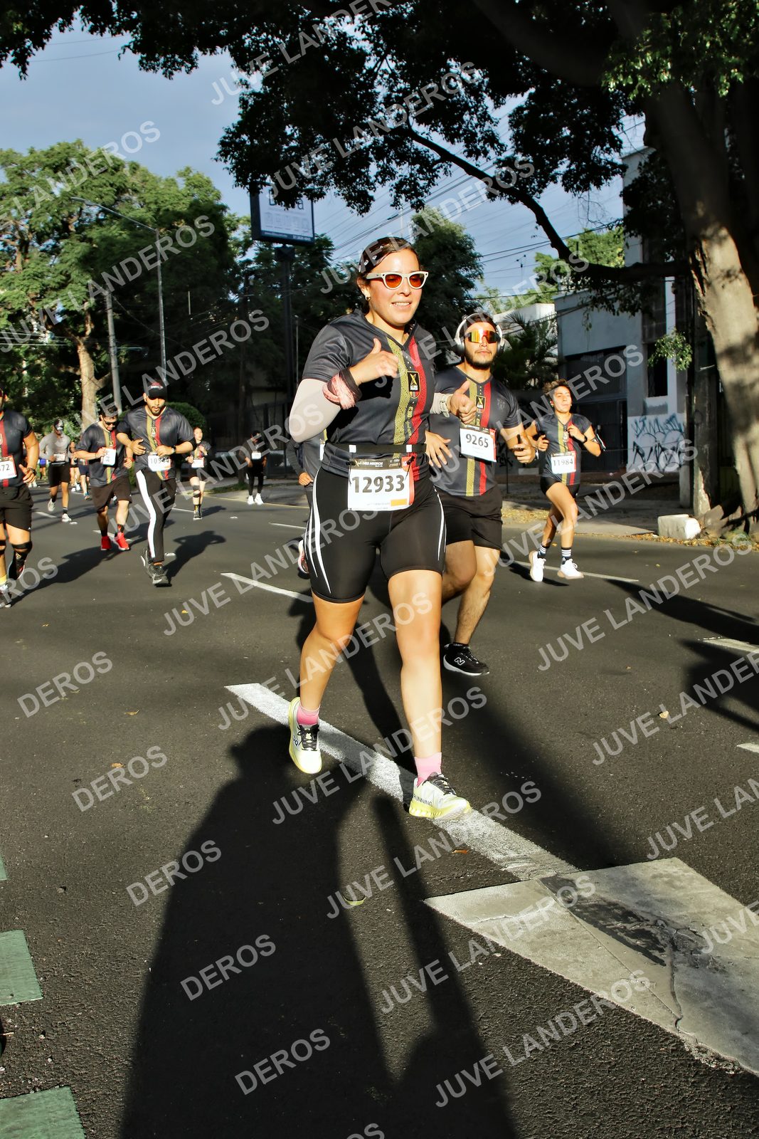 Foto de la X Carrera Leones Negros Red Cola 2026 en Rectoría General de la UdeG, Av. Juárez 976 (meta en Av. Enrique Díaz de León y Pedro Moreno), Guadalajara a las 07:48 · dorsal 12933, 9265, 11984, 72