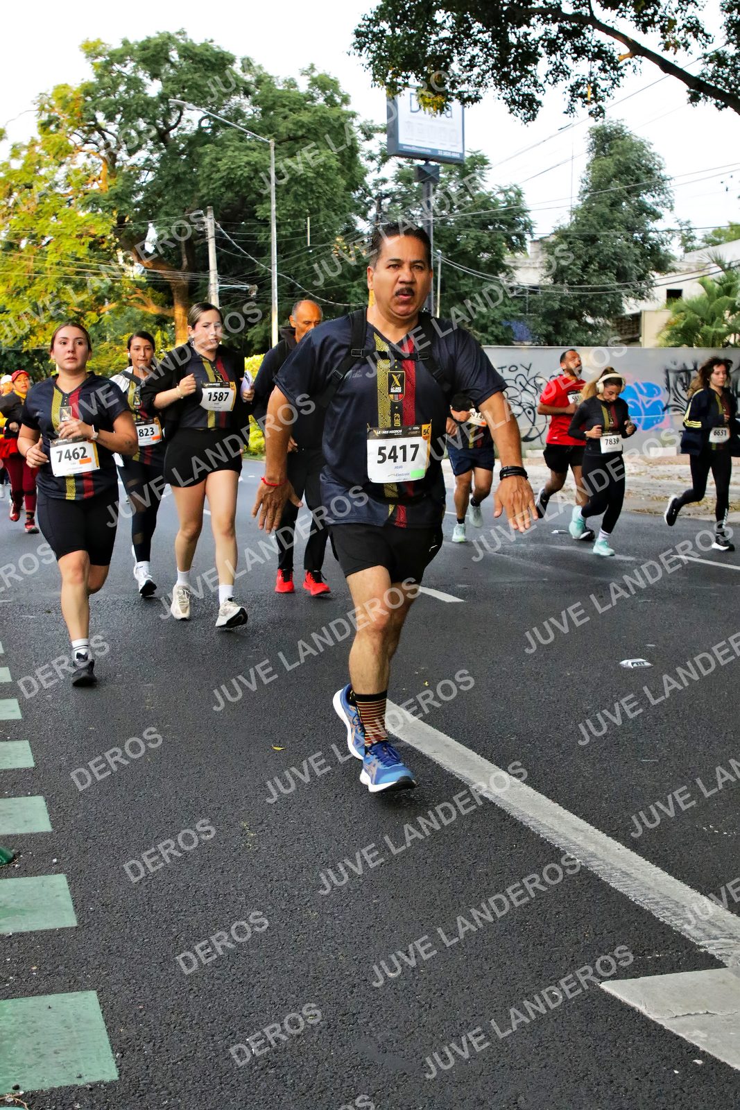 Foto de la X Carrera Leones Negros Red Cola 2026 en Rectoría General de la UdeG, Av. Juárez 976 (meta en Av. Enrique Díaz de León y Pedro Moreno), Guadalajara a las 05:06 · dorsal 1587, 5417, 7462, 823