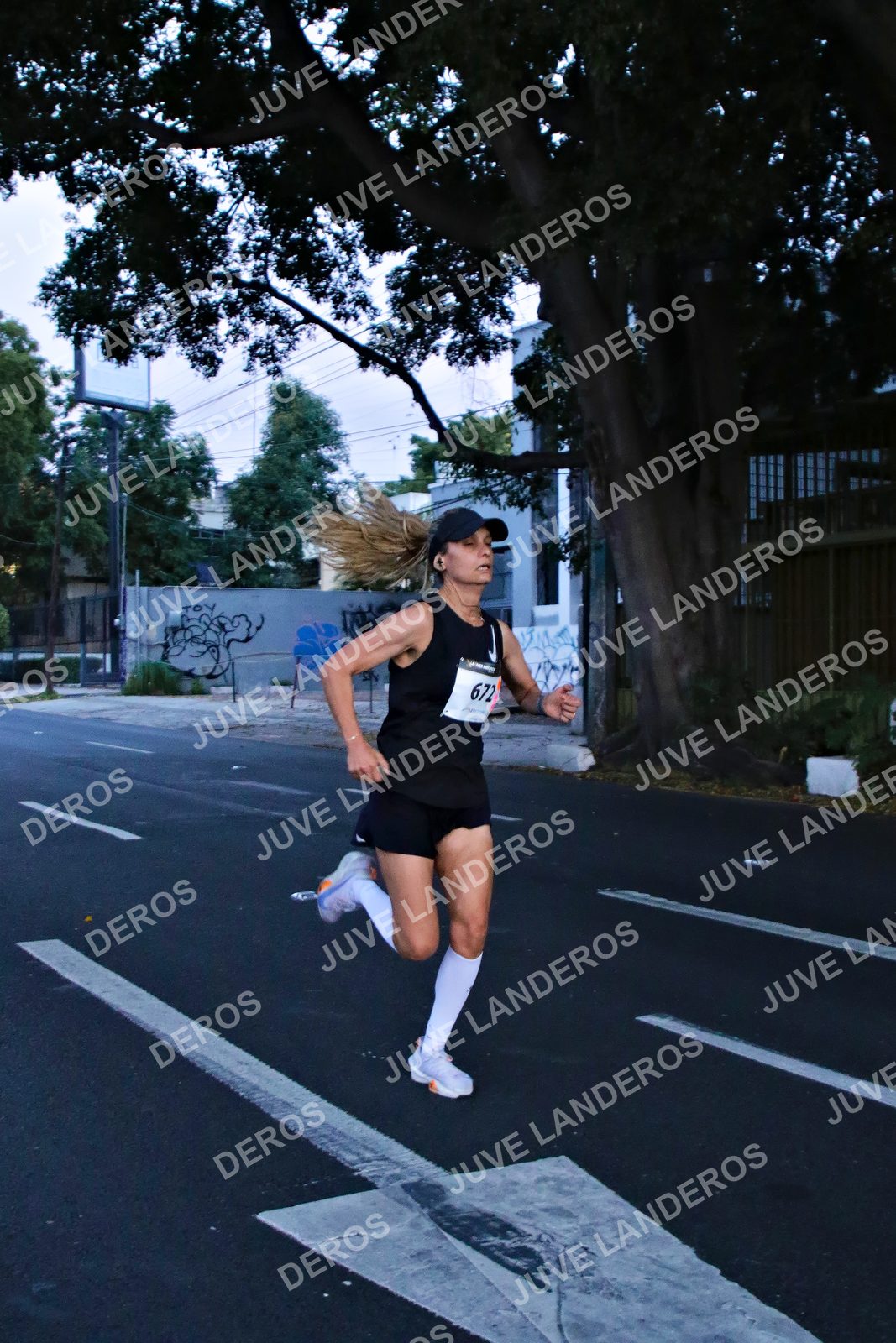 Foto de la X Carrera Leones Negros Red Cola 2026 en Rectoría General de la UdeG, Av. Juárez 976 (meta en Av. Enrique Díaz de León y Pedro Moreno), Guadalajara a las 04:51 · dorsal 672