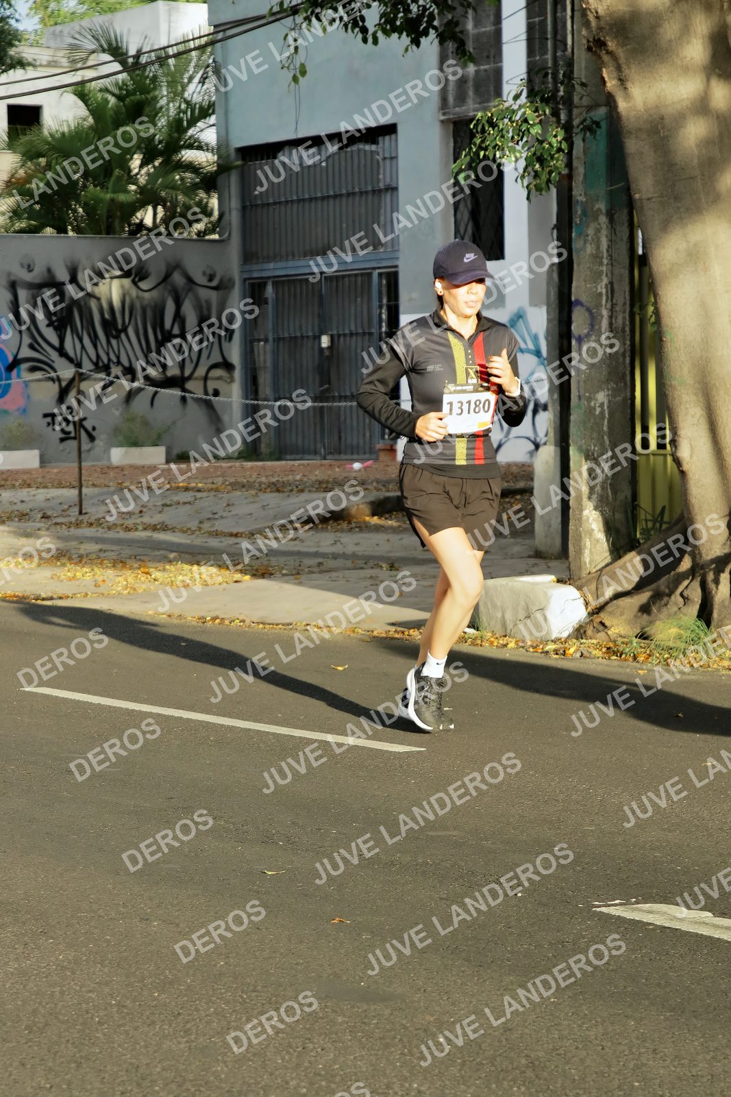 Foto de la X Carrera Leones Negros Red Cola 2026 en Rectoría General de la UdeG, Av. Juárez 976 (meta en Av. Enrique Díaz de León y Pedro Moreno), Guadalajara a las 07:37 · dorsal 13180
