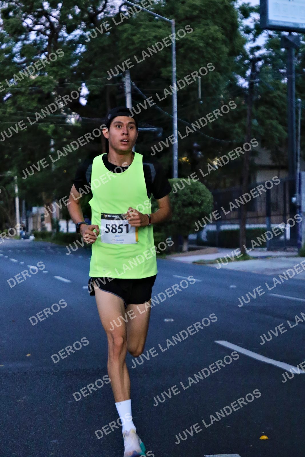 Foto de la X Carrera Leones Negros Red Cola 2026 en Rectoría General de la UdeG, Av. Juárez 976 (meta en Av. Enrique Díaz de León y Pedro Moreno), Guadalajara a las 04:49 · dorsal 5851