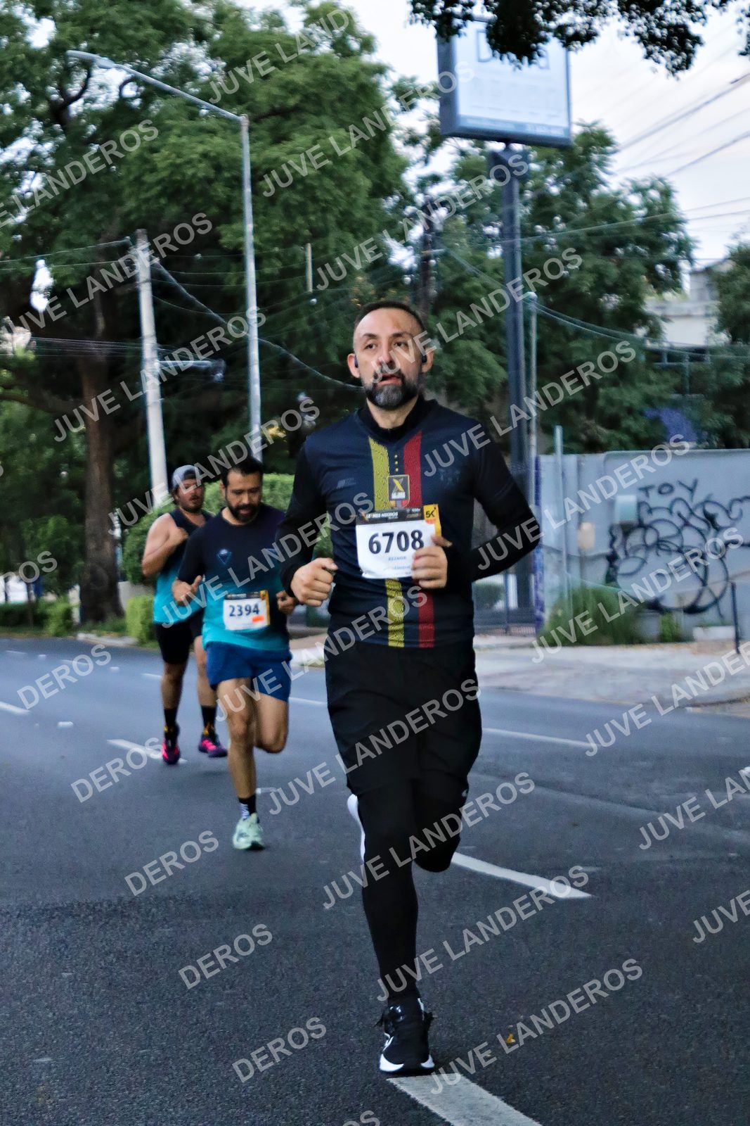 Foto de la X Carrera Leones Negros Red Cola 2026 en Rectoría General de la UdeG, Av. Juárez 976 (meta en Av. Enrique Díaz de León y Pedro Moreno), Guadalajara a las 04:55 · dorsal 6708, 2394