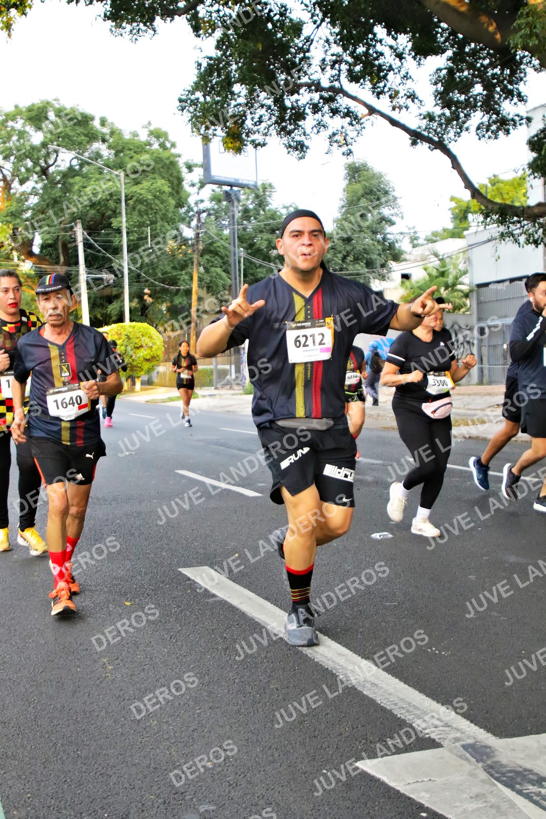 Foto de la X Carrera Leones Negros Red Cola 2026 en Rectoría General de la UdeG, Av. Juárez 976 (meta en Av. Enrique Díaz de León y Pedro Moreno), Guadalajara a las 05:05 · dorsal 6212, 1640, 3300