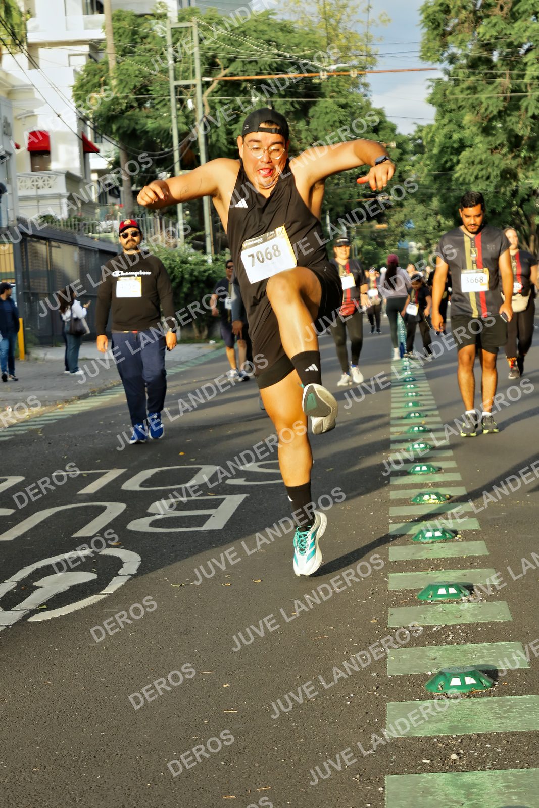 Foto de la X Carrera Leones Negros Red Cola 2026 en Rectoría General de la UdeG, Av. Juárez 976 (meta en Av. Enrique Díaz de León y Pedro Moreno), Guadalajara a las 07:32 · dorsal 7068, 3668