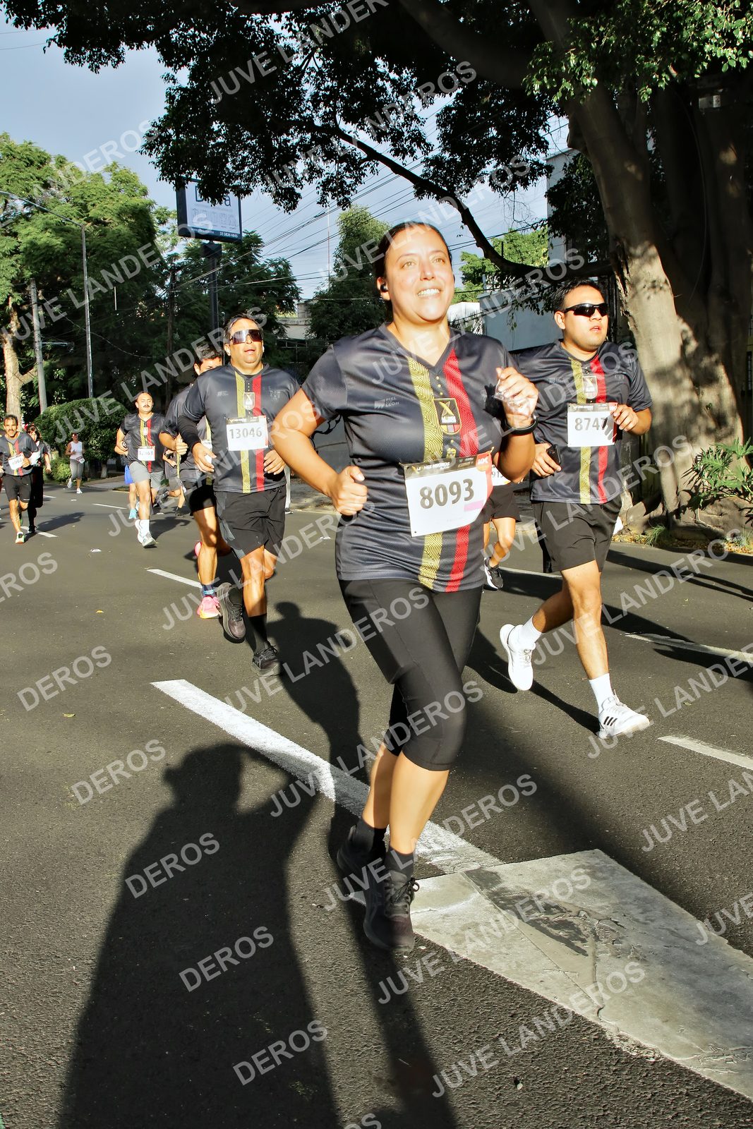 Foto de la X Carrera Leones Negros Red Cola 2026 en Rectoría General de la UdeG, Av. Juárez 976 (meta en Av. Enrique Díaz de León y Pedro Moreno), Guadalajara a las 07:54 · dorsal 8093, 13046, 8747