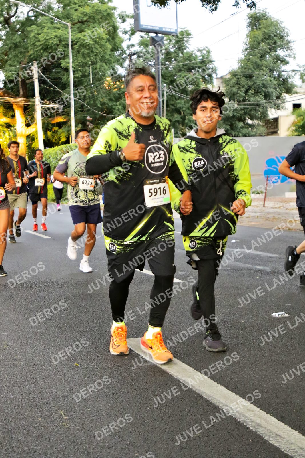 Foto de la X Carrera Leones Negros Red Cola 2026 en Rectoría General de la UdeG, Av. Juárez 976 (meta en Av. Enrique Díaz de León y Pedro Moreno), Guadalajara a las 05:02 · dorsal 5916, 6225, 56