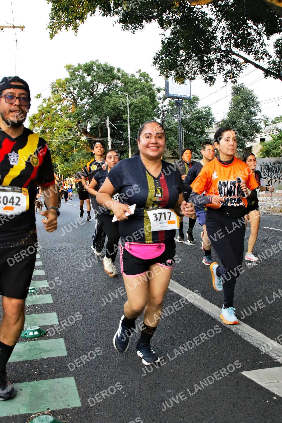 Foto de la X Carrera Leones Negros Red Cola 2026 en Rectoría General de la UdeG, Av. Juárez 976 (meta en Av. Enrique Díaz de León y Pedro Moreno), Guadalajara a las 05:07 · dorsal 3717, 42, 12
