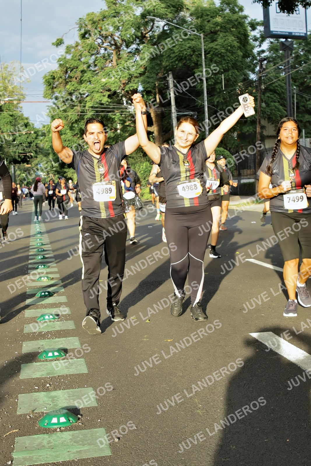 Foto de la X Carrera Leones Negros Red Cola 2026 en Rectoría General de la UdeG, Av. Juárez 976 (meta en Av. Enrique Díaz de León y Pedro Moreno), Guadalajara a las 07:38 · dorsal 7499, 4988, 4989