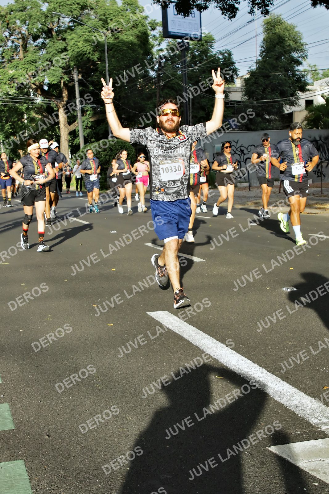 Foto de la X Carrera Leones Negros Red Cola 2026 en Rectoría General de la UdeG, Av. Juárez 976 (meta en Av. Enrique Díaz de León y Pedro Moreno), Guadalajara a las 07:59 · dorsal 10330, 12678, 907