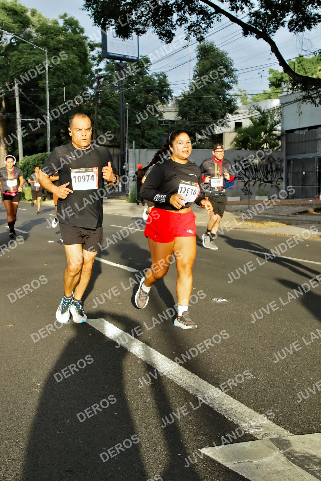 Foto de la X Carrera Leones Negros Red Cola 2026 en Rectoría General de la UdeG, Av. Juárez 976 (meta en Av. Enrique Díaz de León y Pedro Moreno), Guadalajara a las 07:37 · dorsal 10974, 8200