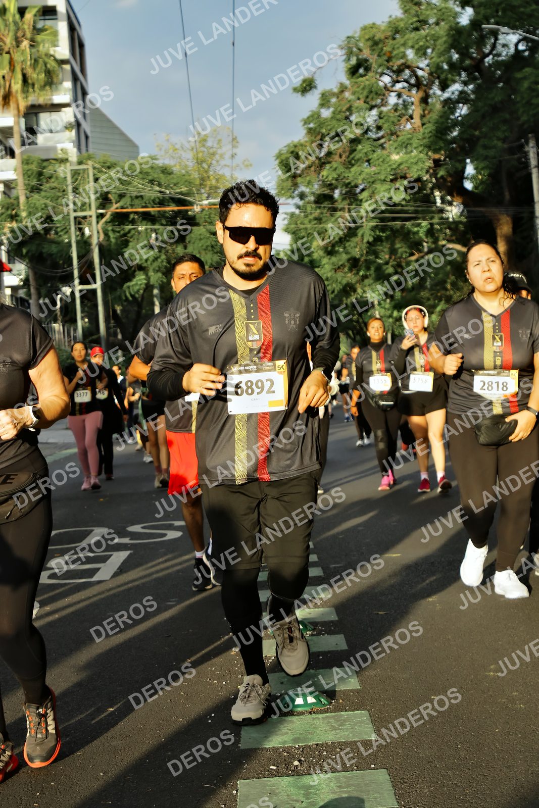 Foto de la X Carrera Leones Negros Red Cola 2026 en Rectoría General de la UdeG, Av. Juárez 976 (meta en Av. Enrique Díaz de León y Pedro Moreno), Guadalajara a las 07:24 · dorsal 2818, 6892, 3377, 1355