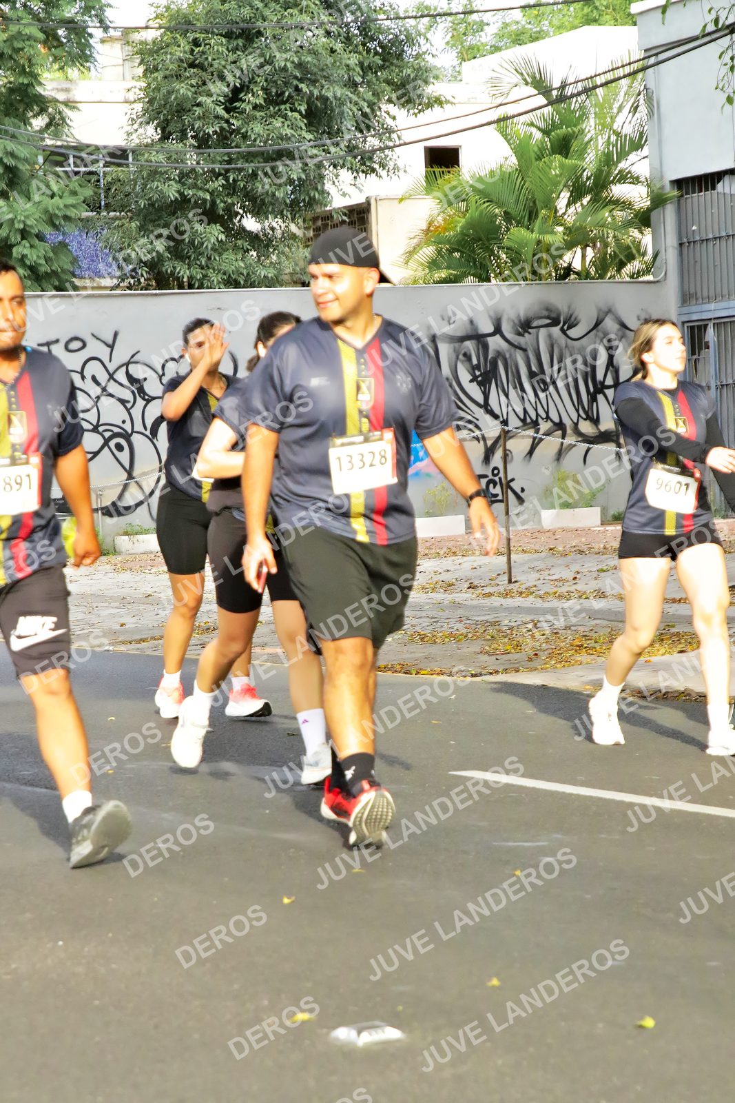 Foto de la X Carrera Leones Negros Red Cola 2026 en Rectoría General de la UdeG, Av. Juárez 976 (meta en Av. Enrique Díaz de León y Pedro Moreno), Guadalajara a las 08:12 · dorsal 891, 13328, 9601