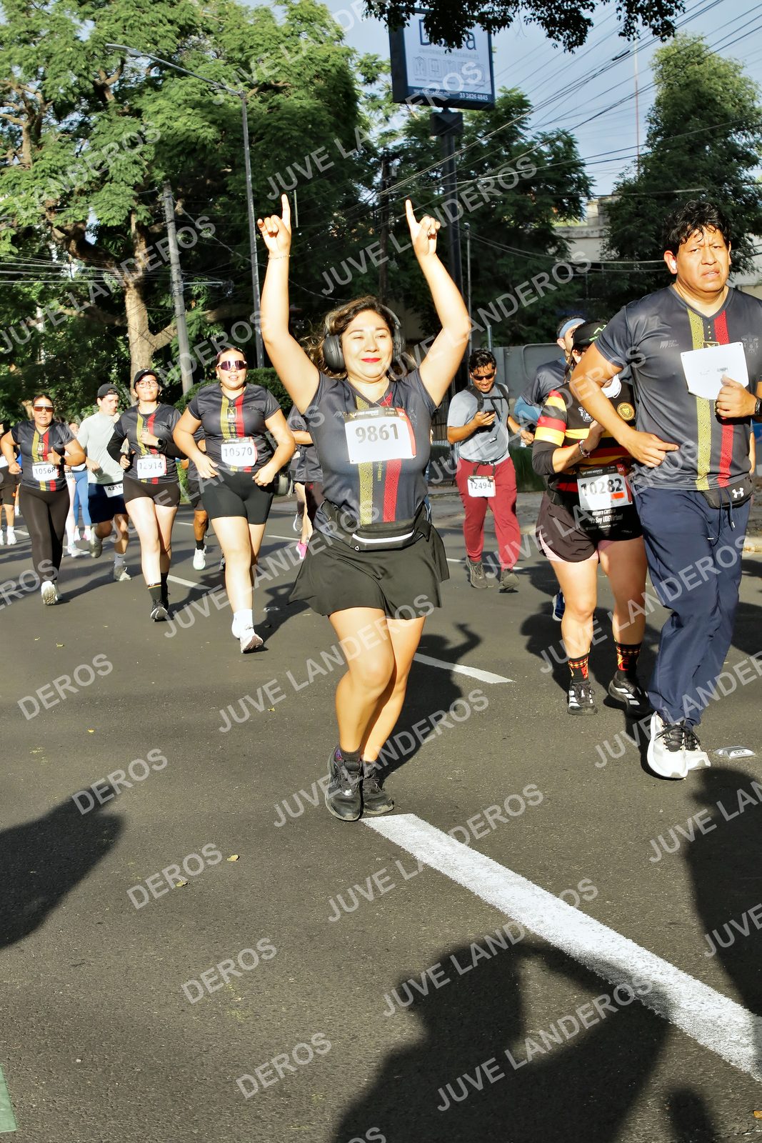 Foto de la X Carrera Leones Negros Red Cola 2026 en Rectoría General de la UdeG, Av. Juárez 976 (meta en Av. Enrique Díaz de León y Pedro Moreno), Guadalajara a las 07:56 · dorsal 9861, 10570, 12494, 1056