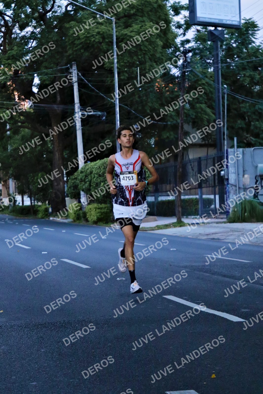 Foto de la X Carrera Leones Negros Red Cola 2026 en Rectoría General de la UdeG, Av. Juárez 976 (meta en Av. Enrique Díaz de León y Pedro Moreno), Guadalajara a las 04:52 · dorsal 4703
