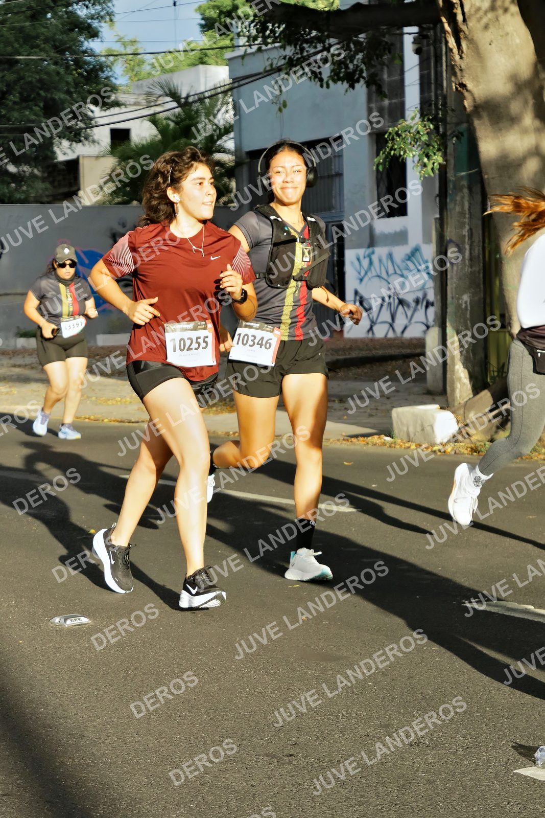 Foto de la X Carrera Leones Negros Red Cola 2026 en Rectoría General de la UdeG, Av. Juárez 976 (meta en Av. Enrique Díaz de León y Pedro Moreno), Guadalajara a las 07:42 · dorsal 10346, 10255, 13391