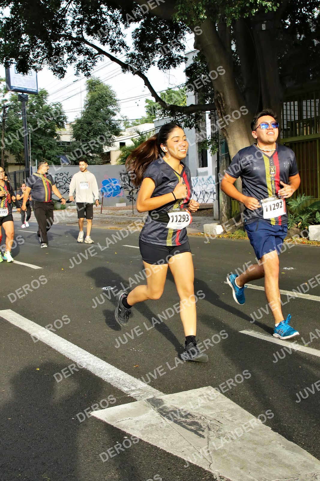 Foto de la X Carrera Leones Negros Red Cola 2026 en Rectoría General de la UdeG, Av. Juárez 976 (meta en Av. Enrique Díaz de León y Pedro Moreno), Guadalajara a las 08:04 · dorsal 11292, 11293, 195, 11972