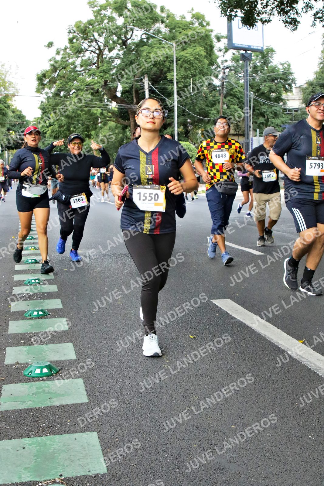 Foto de la X Carrera Leones Negros Red Cola 2026 en Rectoría General de la UdeG, Av. Juárez 976 (meta en Av. Enrique Díaz de León y Pedro Moreno), Guadalajara a las 07:14 · dorsal 1550, 4648, 5793, 1163