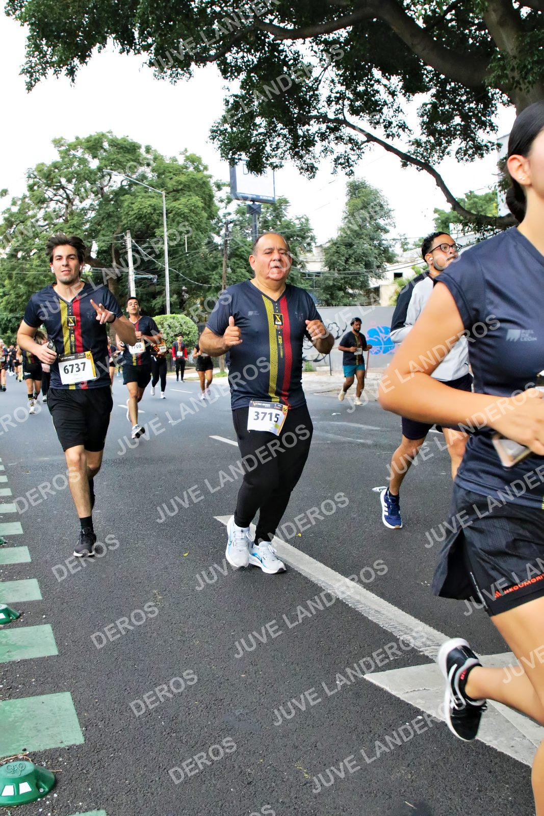 Foto de la X Carrera Leones Negros Red Cola 2026 en Rectoría General de la UdeG, Av. Juárez 976 (meta en Av. Enrique Díaz de León y Pedro Moreno), Guadalajara a las 05:12 · dorsal 6737, 3715, 100