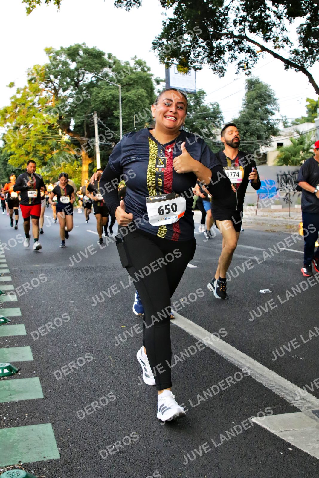 Foto de la X Carrera Leones Negros Red Cola 2026 en Rectoría General de la UdeG, Av. Juárez 976 (meta en Av. Enrique Díaz de León y Pedro Moreno), Guadalajara a las 05:07 · dorsal 650, 1774, 4405, 6619