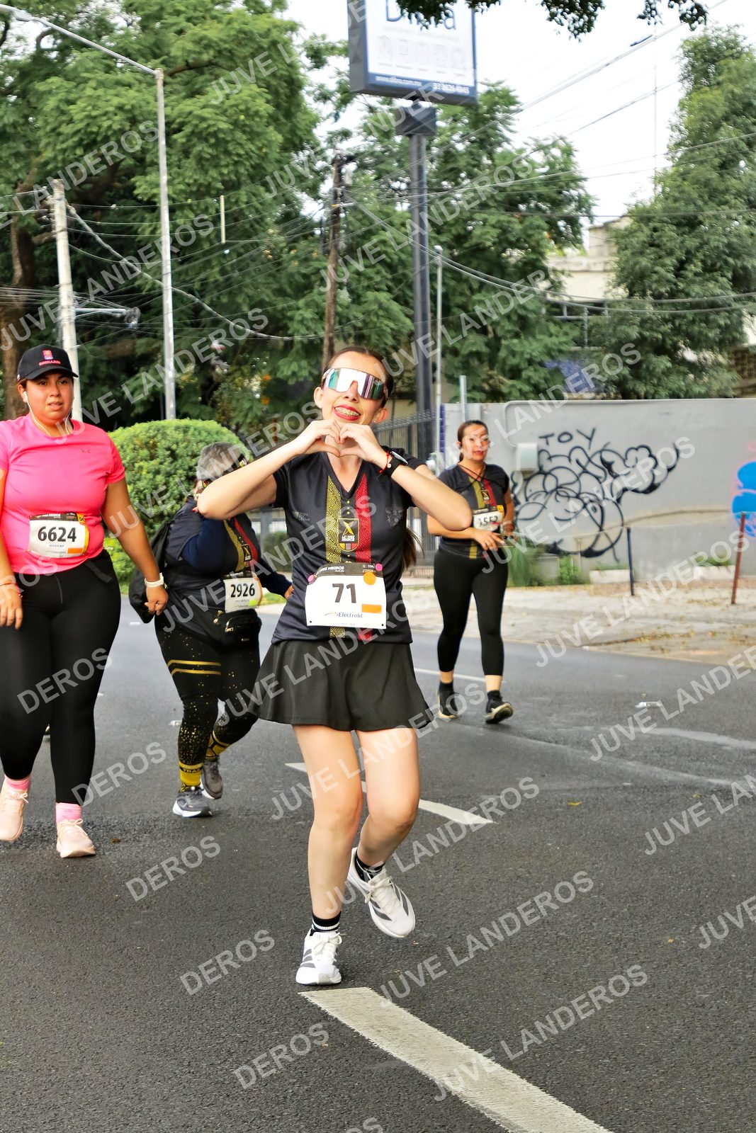 Foto de la X Carrera Leones Negros Red Cola 2026 en Rectoría General de la UdeG, Av. Juárez 976 (meta en Av. Enrique Díaz de León y Pedro Moreno), Guadalajara a las 07:20 · dorsal 6624, 71, 2926