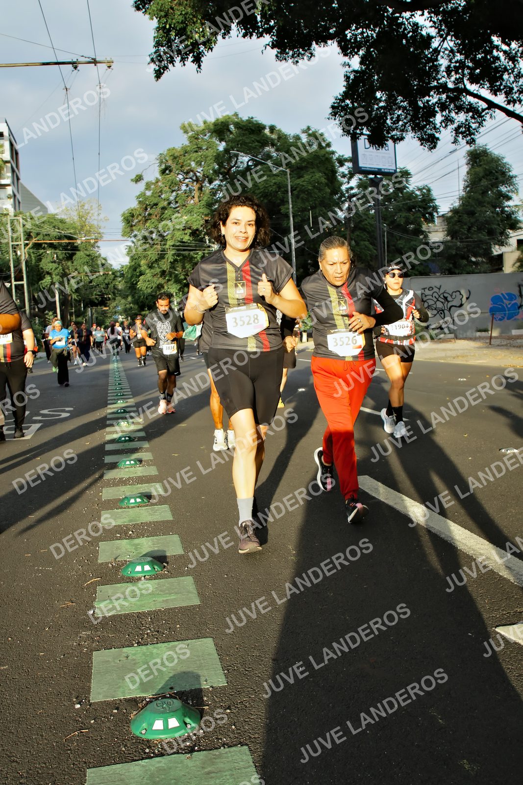 Foto de la X Carrera Leones Negros Red Cola 2026 en Rectoría General de la UdeG, Av. Juárez 976 (meta en Av. Enrique Díaz de León y Pedro Moreno), Guadalajara a las 07:26 · dorsal 3528, 3526, 1904, 1834