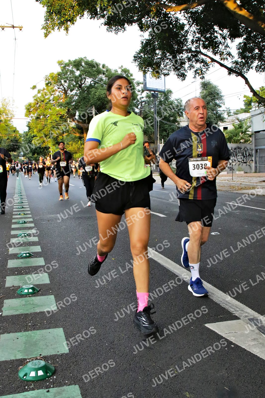 Foto de la X Carrera Leones Negros Red Cola 2026 en Rectoría General de la UdeG, Av. Juárez 976 (meta en Av. Enrique Díaz de León y Pedro Moreno), Guadalajara a las 05:06 · dorsal 3038, 1735, 3145