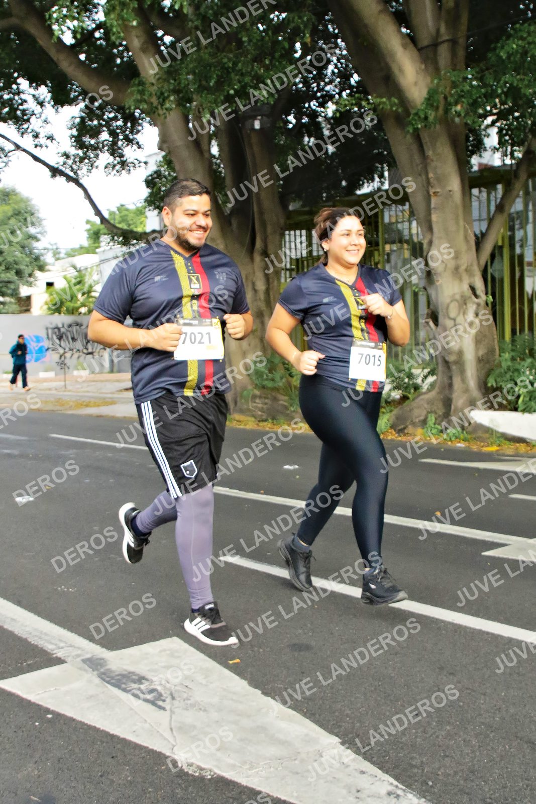 Foto de la X Carrera Leones Negros Red Cola 2026 en Rectoría General de la UdeG, Av. Juárez 976 (meta en Av. Enrique Díaz de León y Pedro Moreno), Guadalajara a las 08:21 · dorsal 7015, 7021