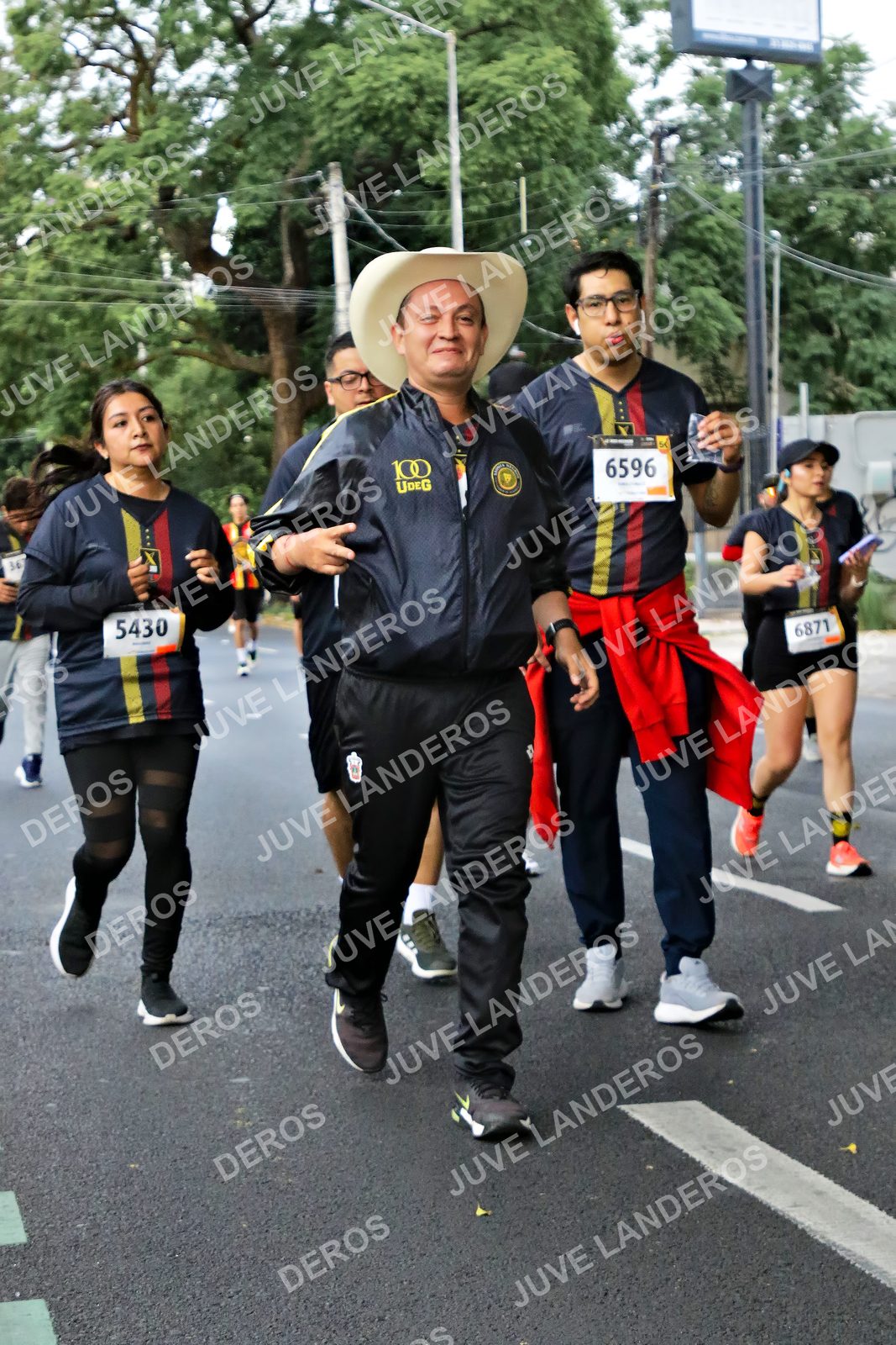 Foto de la X Carrera Leones Negros Red Cola 2026 en Rectoría General de la UdeG, Av. Juárez 976 (meta en Av. Enrique Díaz de León y Pedro Moreno), Guadalajara a las 05:10 · dorsal 6596, 5430, 6871, 100