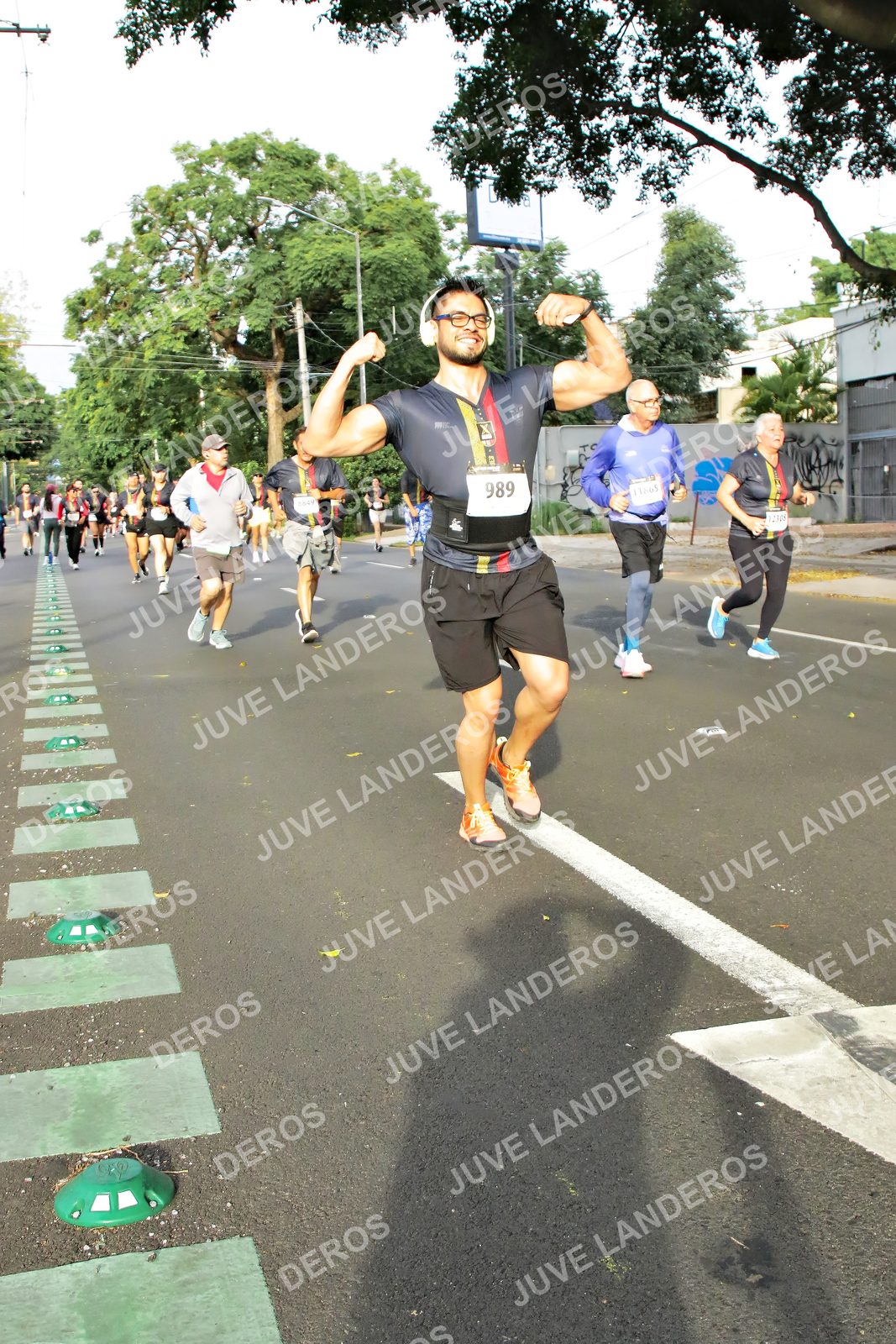 Foto de la X Carrera Leones Negros Red Cola 2026 en Rectoría General de la UdeG, Av. Juárez 976 (meta en Av. Enrique Díaz de León y Pedro Moreno), Guadalajara a las 08:03 · dorsal 989