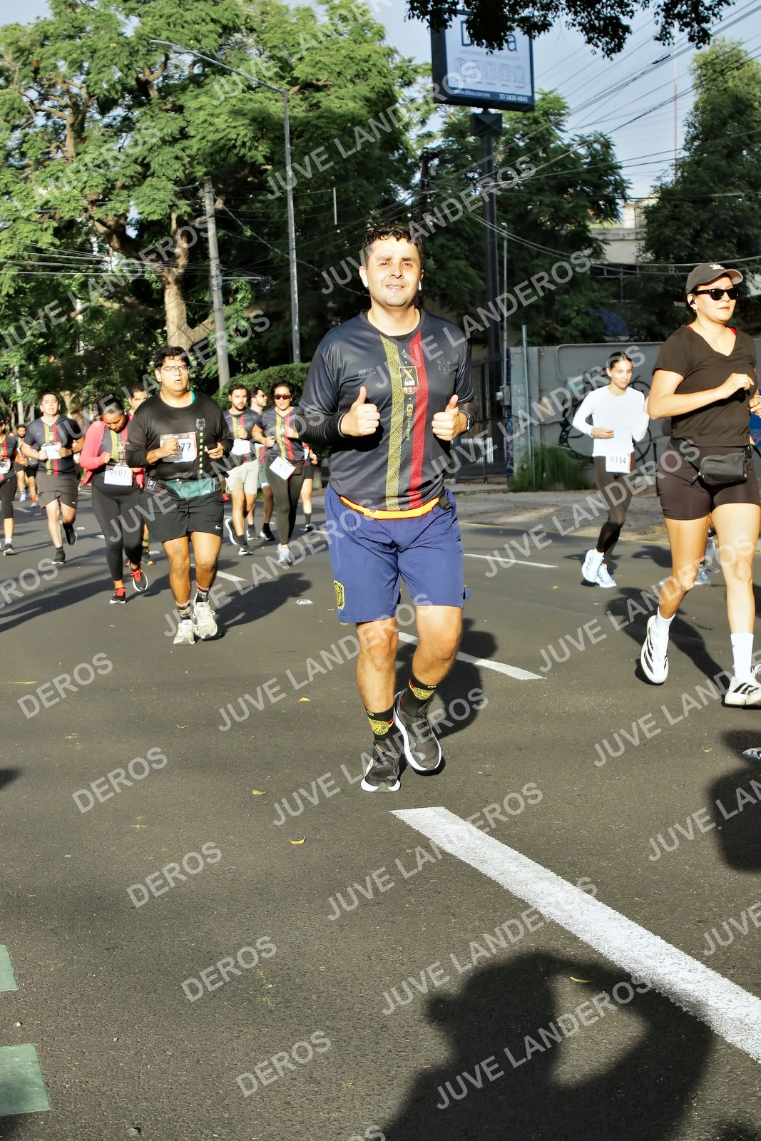 Foto de la X Carrera Leones Negros Red Cola 2026 en Rectoría General de la UdeG, Av. Juárez 976 (meta en Av. Enrique Díaz de León y Pedro Moreno), Guadalajara a las 07:59 · dorsal 77, 9354