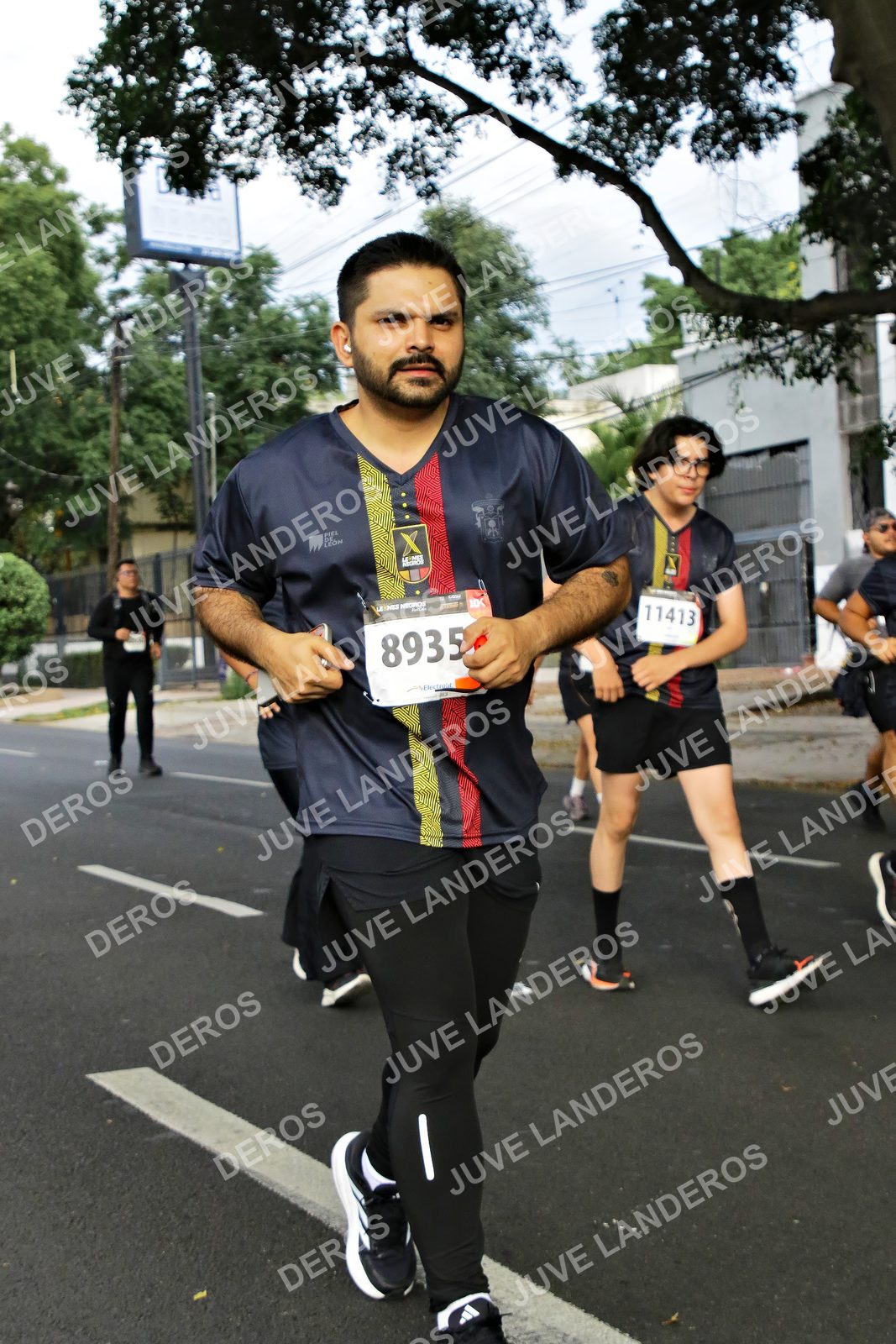 Foto de la X Carrera Leones Negros Red Cola 2026 en Rectoría General de la UdeG, Av. Juárez 976 (meta en Av. Enrique Díaz de León y Pedro Moreno), Guadalajara a las 08:17 · dorsal 8935, 11413