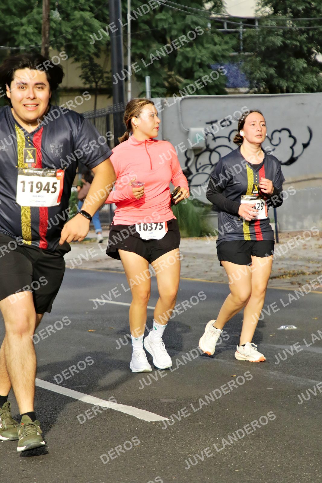 Foto de la X Carrera Leones Negros Red Cola 2026 en Rectoría General de la UdeG, Av. Juárez 976 (meta en Av. Enrique Díaz de León y Pedro Moreno), Guadalajara a las 08:10 · dorsal 11945, 10375, 29