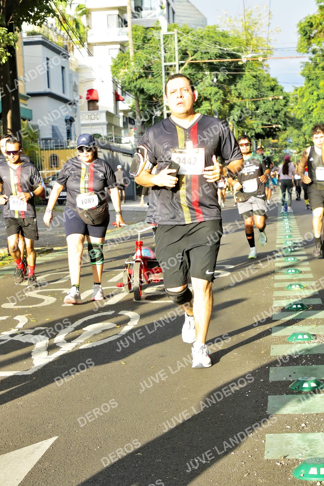 Foto de la X Carrera Leones Negros Red Cola 2026 en Rectoría General de la UdeG, Av. Juárez 976 (meta en Av. Enrique Díaz de León y Pedro Moreno), Guadalajara a las 07:50 · dorsal 9442, 1089, 128