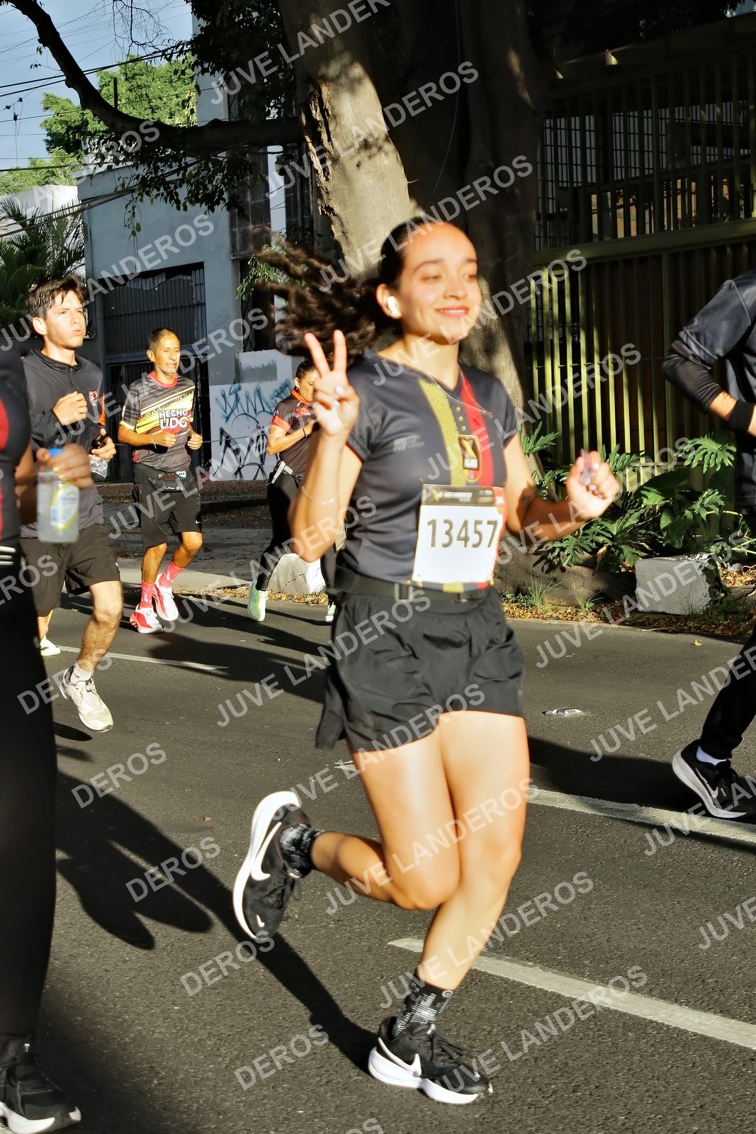 Foto de la X Carrera Leones Negros Red Cola 2026 en Rectoría General de la UdeG, Av. Juárez 976 (meta en Av. Enrique Díaz de León y Pedro Moreno), Guadalajara a las 07:48 · dorsal 13457