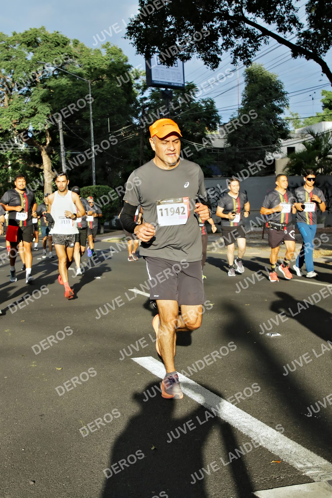 Foto de la X Carrera Leones Negros Red Cola 2026 en Rectoría General de la UdeG, Av. Juárez 976 (meta en Av. Enrique Díaz de León y Pedro Moreno), Guadalajara a las 07:47 · dorsal 11942, 8131