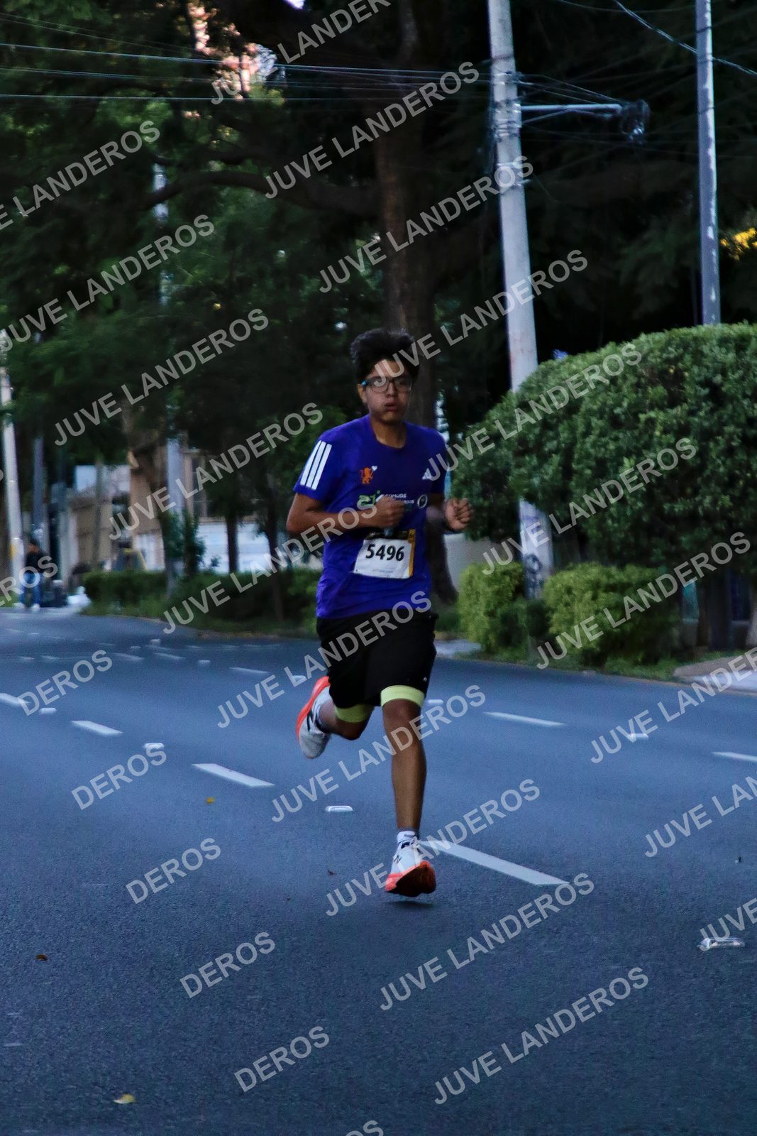 Foto de la X Carrera Leones Negros Red Cola 2026 en Rectoría General de la UdeG, Av. Juárez 976 (meta en Av. Enrique Díaz de León y Pedro Moreno), Guadalajara a las 04:52 · dorsal 5496, 21
