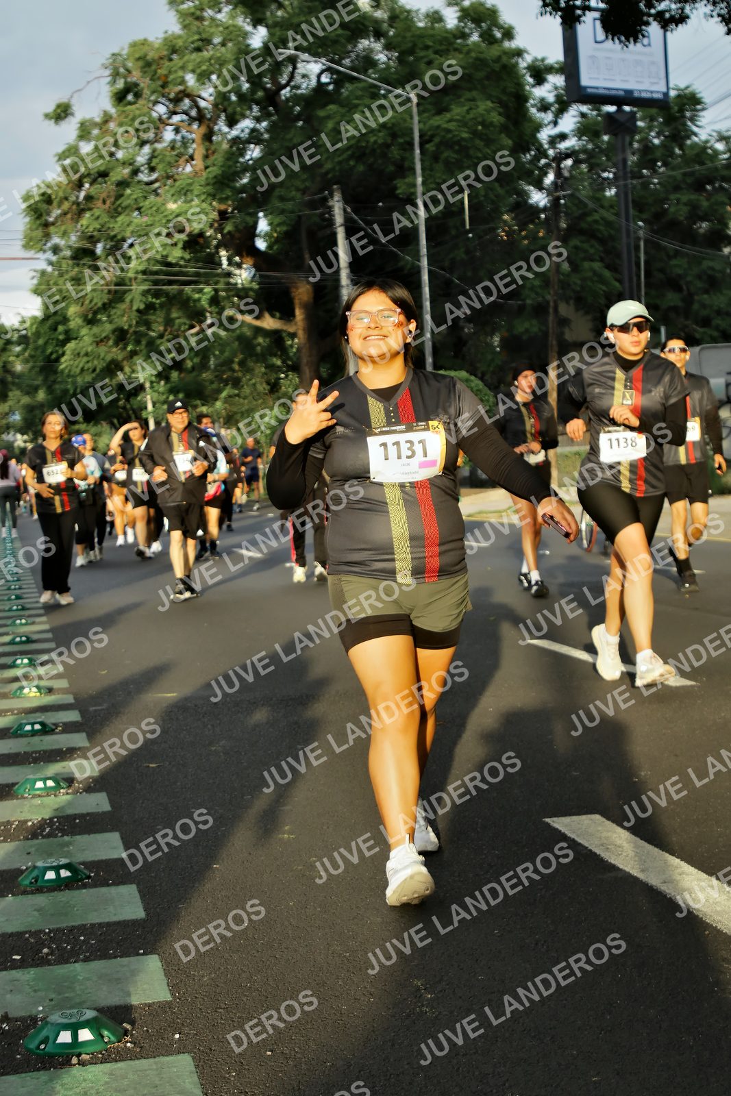 Foto de la X Carrera Leones Negros Red Cola 2026 en Rectoría General de la UdeG, Av. Juárez 976 (meta en Av. Enrique Díaz de León y Pedro Moreno), Guadalajara a las 07:23 · dorsal 1131, 1138