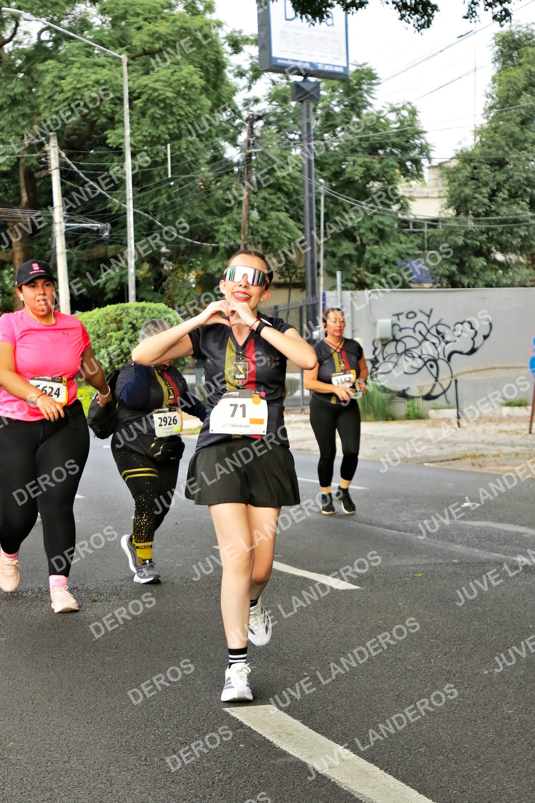 Foto de la X Carrera Leones Negros Red Cola 2026 en Rectoría General de la UdeG, Av. Juárez 976 (meta en Av. Enrique Díaz de León y Pedro Moreno), Guadalajara a las 07:20 · dorsal 71, 2926, 624
