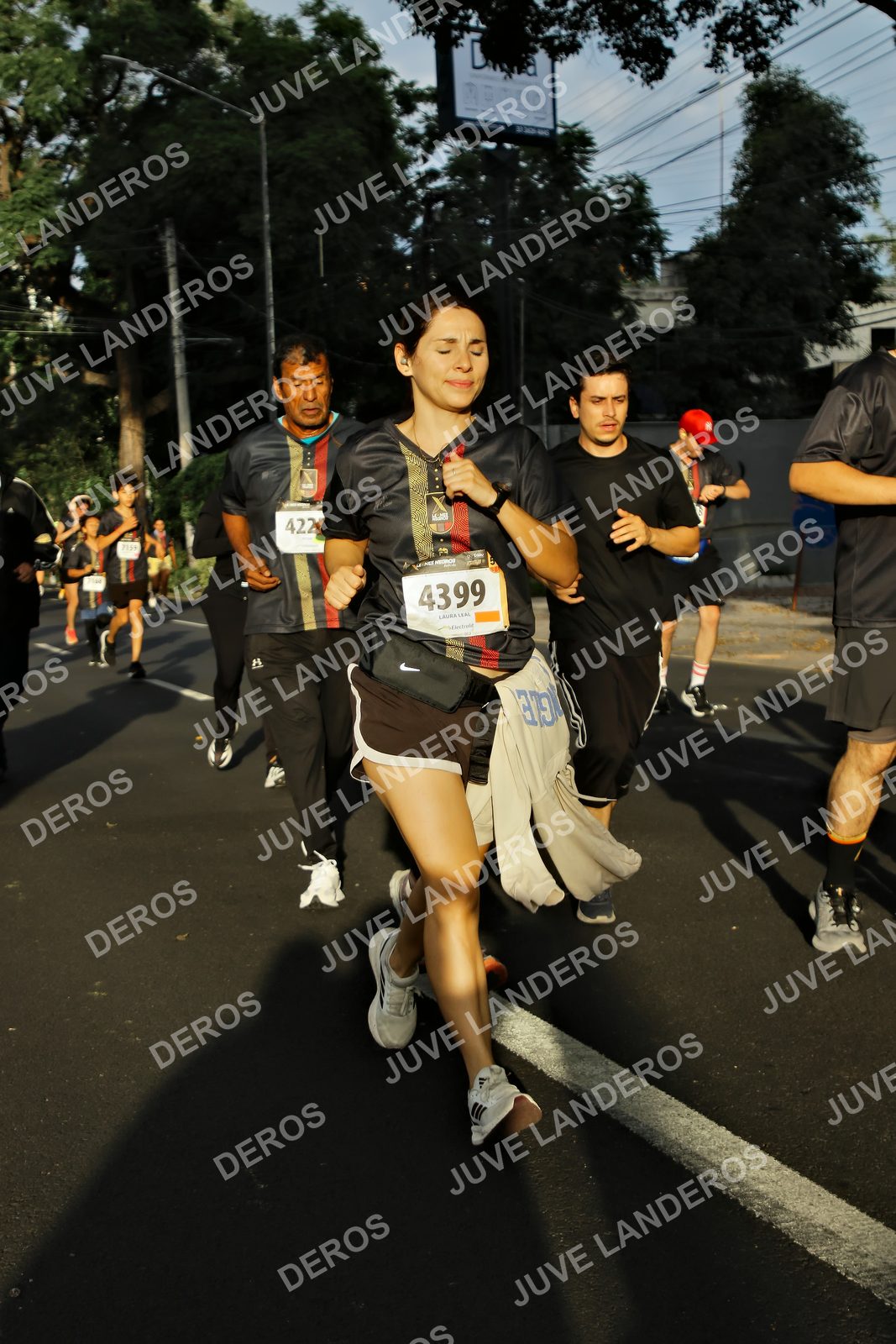 Foto de la X Carrera Leones Negros Red Cola 2026 en Rectoría General de la UdeG, Av. Juárez 976 (meta en Av. Enrique Díaz de León y Pedro Moreno), Guadalajara a las 07:31 · dorsal 4399, 422