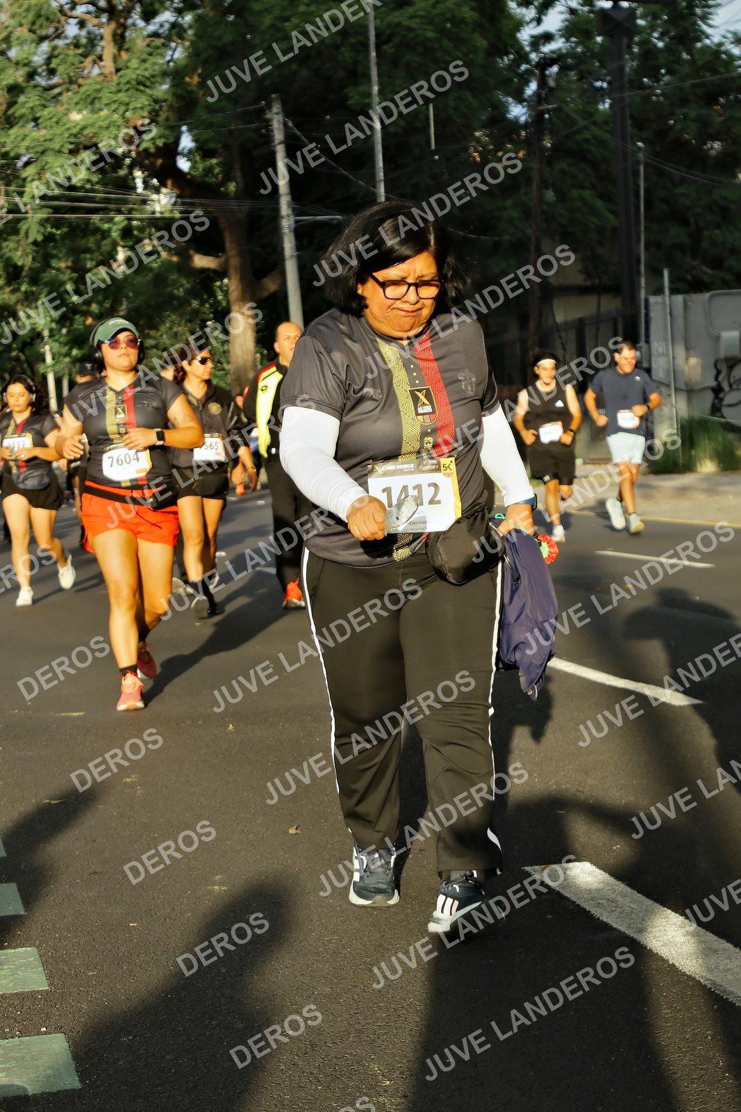 Foto de la X Carrera Leones Negros Red Cola 2026 en Rectoría General de la UdeG, Av. Juárez 976 (meta en Av. Enrique Díaz de León y Pedro Moreno), Guadalajara a las 07:32 · dorsal 7604, 565, 1412