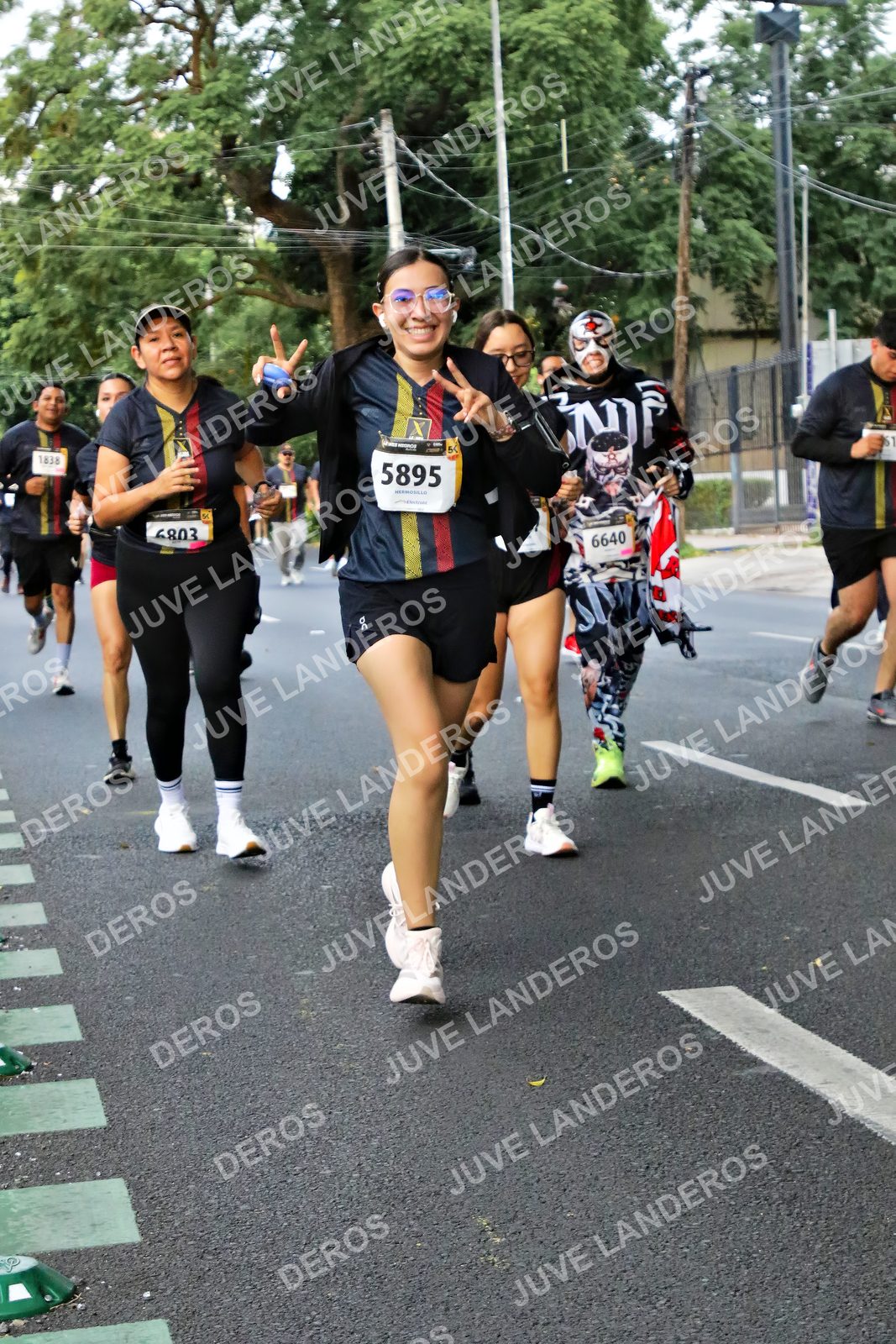 Foto de la X Carrera Leones Negros Red Cola 2026 en Rectoría General de la UdeG, Av. Juárez 976 (meta en Av. Enrique Díaz de León y Pedro Moreno), Guadalajara a las 05:09 · dorsal 5895, 6640, 6803, 1838