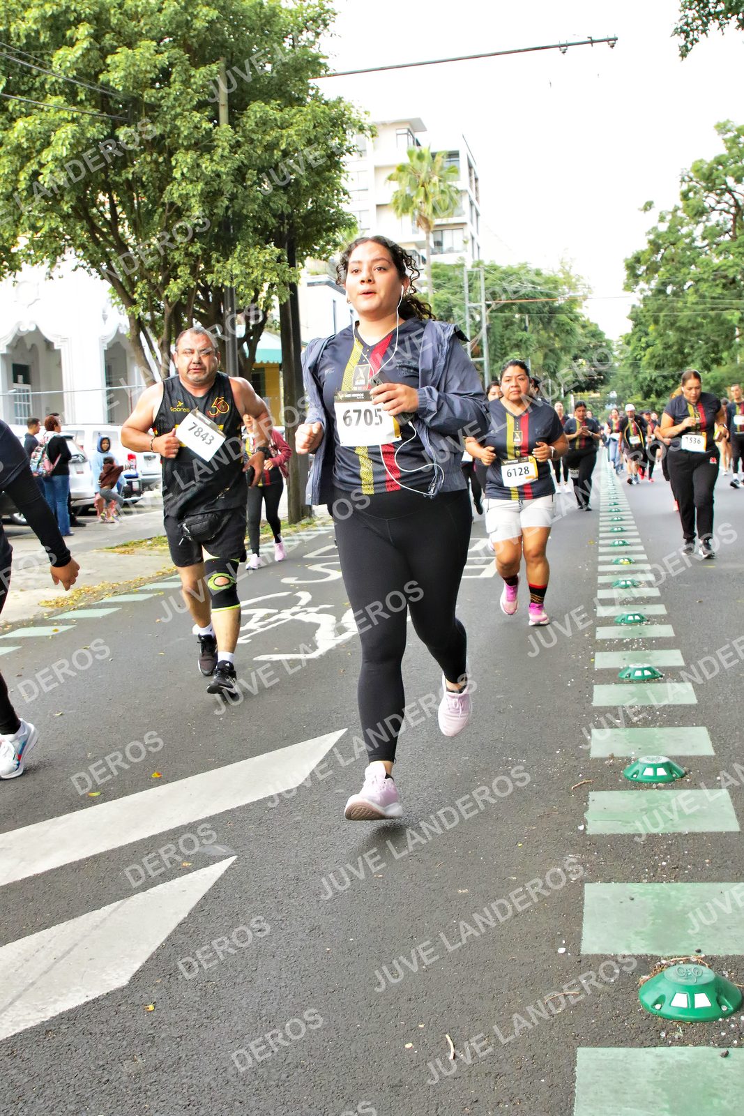 Foto de la X Carrera Leones Negros Red Cola 2026 en Rectoría General de la UdeG, Av. Juárez 976 (meta en Av. Enrique Díaz de León y Pedro Moreno), Guadalajara a las 07:18 · dorsal 6705, 6128, 7843